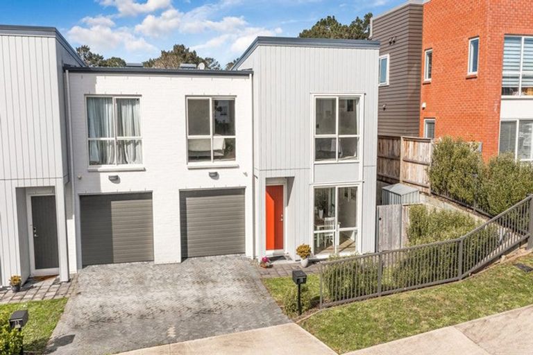 Photo of property in 10 Waimoana Close, Massey, Auckland, 0614