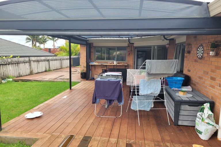 Photo of property in 17 Fleetwood Drive, Henderson, Auckland, 0612