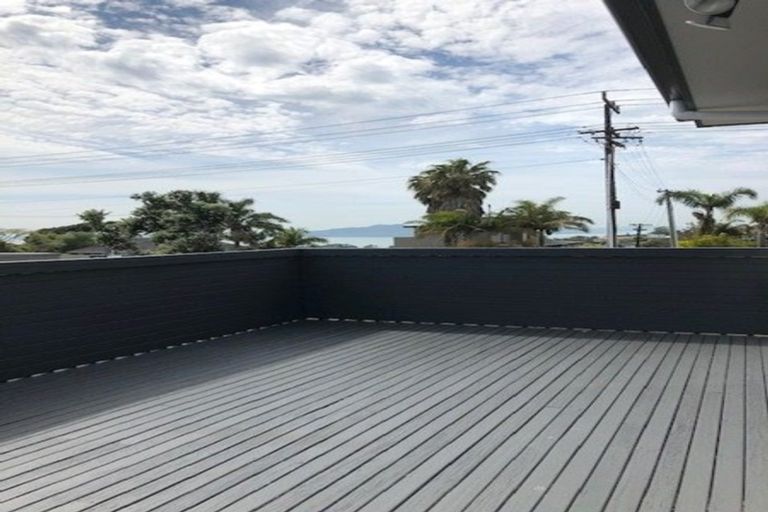 Photo of property in 2/42 Aberdeen Road, Campbells Bay, Auckland, 0620