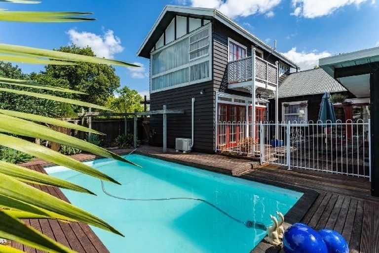 Photo of property in 475 Glenfield Road, Glenfield, Auckland, 0629