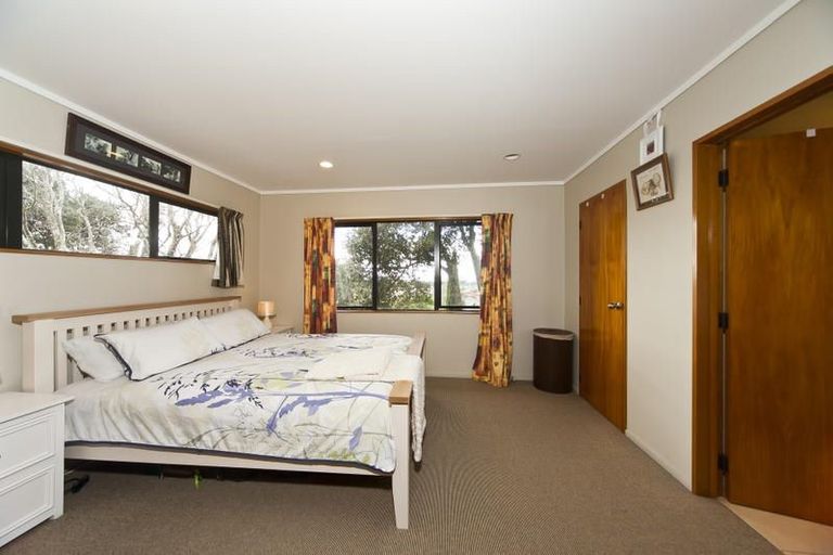 Photo of property in 19 Farquhar Road, Glendene, Auckland, 0602