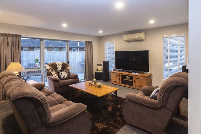 Photo of property in 28 Denniston Crescent, Redwood, Christchurch, 8051