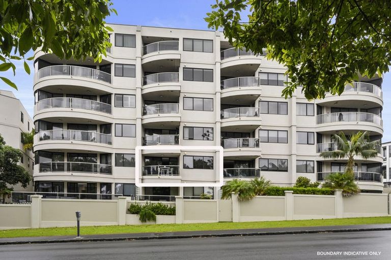 Photo of property in 1c/175 Hurstmere Road, Takapuna, Auckland, 0622