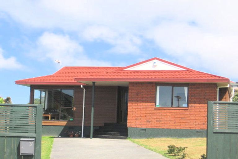 Photo of property in 27 Ashton Fitchett Drive, Brooklyn, Wellington, 6021