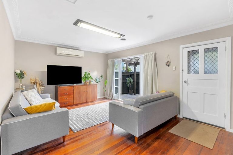 Photo of property in 2/26 Woodside Road, Massey, Auckland, 0614