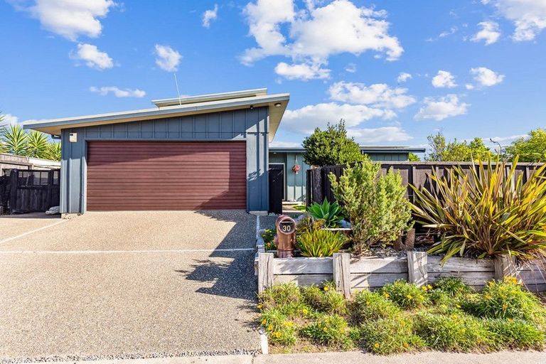 Photo of property in 30 Pharazyn Avenue, Waikanae Beach, Waikanae, 5036