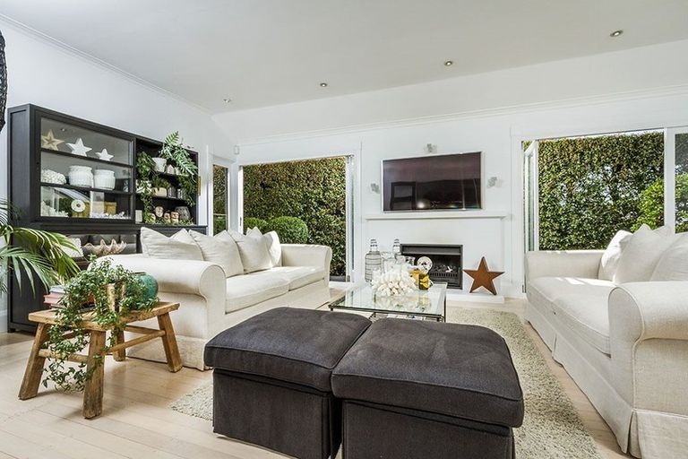 Photo of property in 10 Tiri Road, Milford, Auckland, 0620