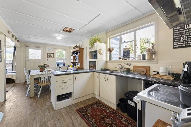 Photo of property in 10 Sandown Street, Waihola, Milton, 9073