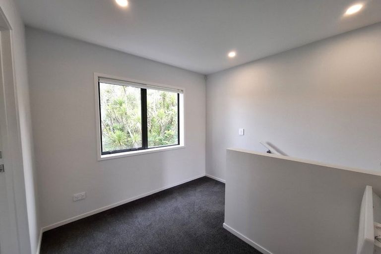 Photo of property in 10/47 Awaroa Road, Sunnyvale, Auckland, 0612