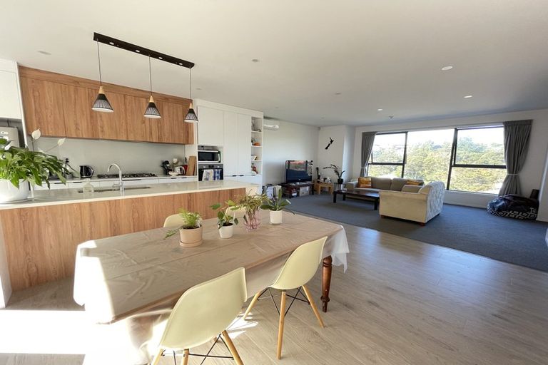 Photo of property in 3/4 Mcquoid Place, Glenfield, Auckland, 0629