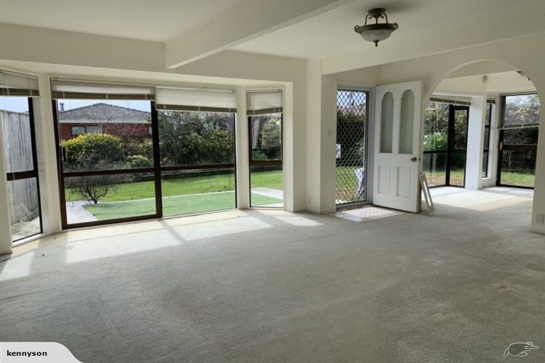Photo of property in 2/14 Galloway Crescent, Farm Cove, Auckland, 2012