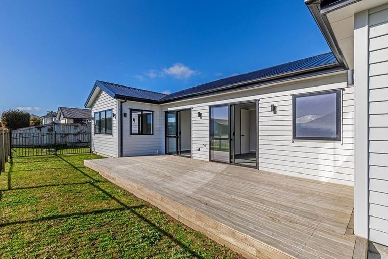 Photo of property in 11 Lewis Younie Road, Kumeu, 0810
