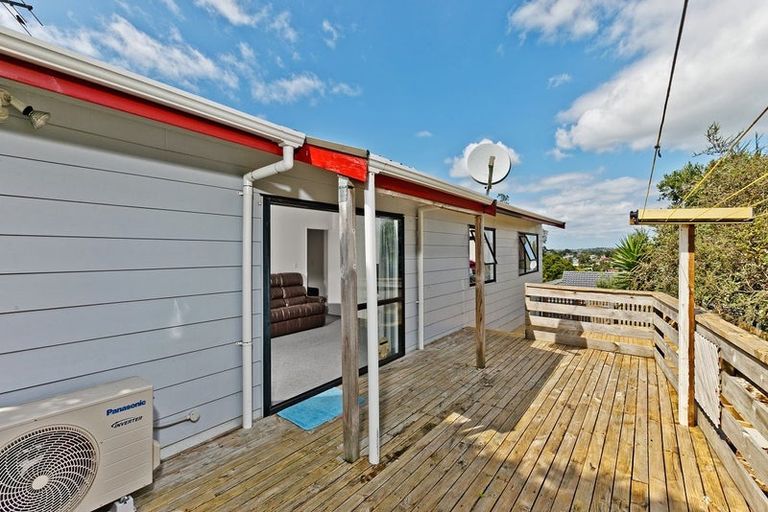 Photo of property in 1/1 Cheval Drive, Totara Vale, Auckland, 0629