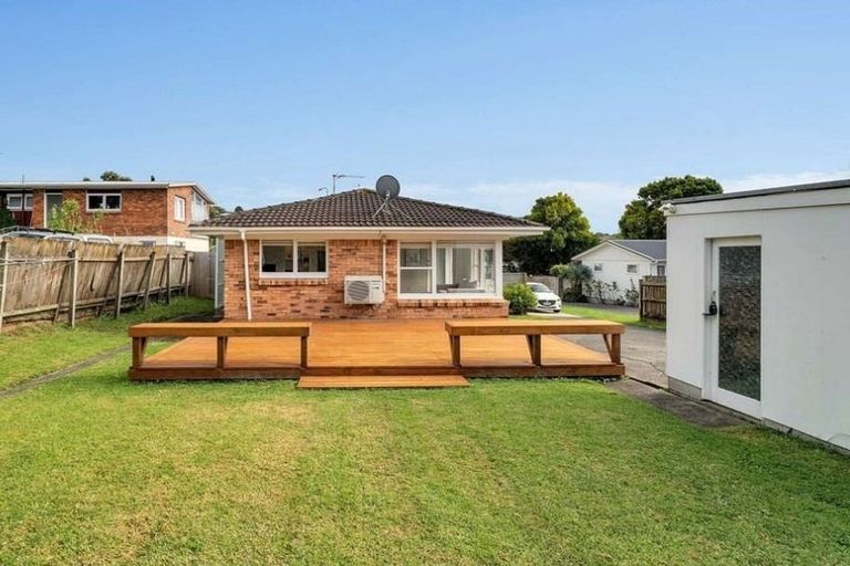 Photo of property in 2/8 Wykeham Place, Glenfield, Auckland, 0629