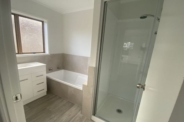 Photo of property in 2/31 Sandiacre Way, Browns Bay, Auckland, 0630