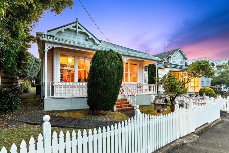 Photo of property in 64 Princes Street, Northcote Point, Auckland, 0627