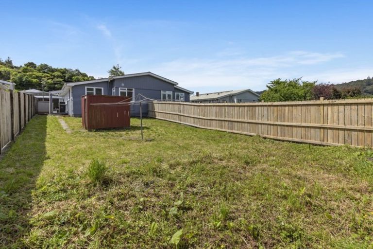 Photo of property in 35 Hanson Grove, Stokes Valley, Lower Hutt, 5019