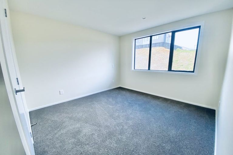 Photo of property in 35 Turtleback Avenue, Whitby, 5024