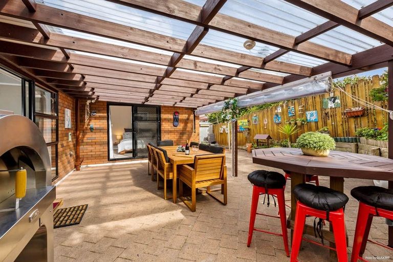 Photo of property in 1 Spears Place, Botany Downs, Auckland, 2010