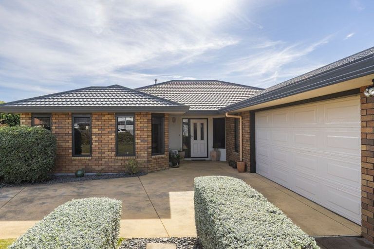 Photo of property in 6 Royal Heights, Glen Avon, New Plymouth, 4312