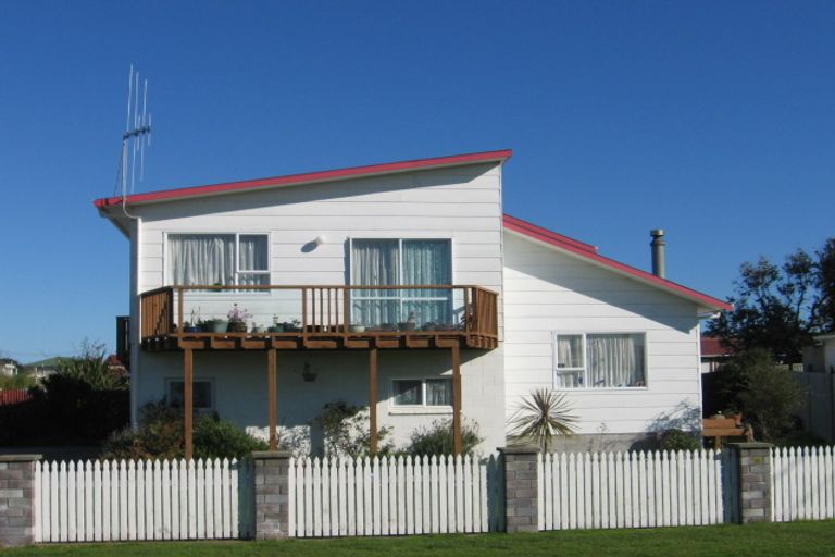 Photo of property in 3 Robbie Street, Foxton Beach, Foxton, 4815