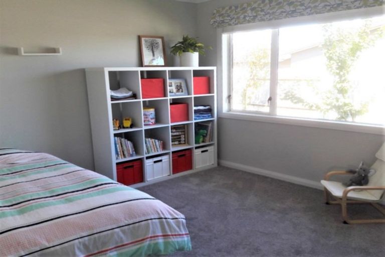 Photo of property in 11 Saint Heliers Grove, Fitzherbert, Palmerston North, 4410