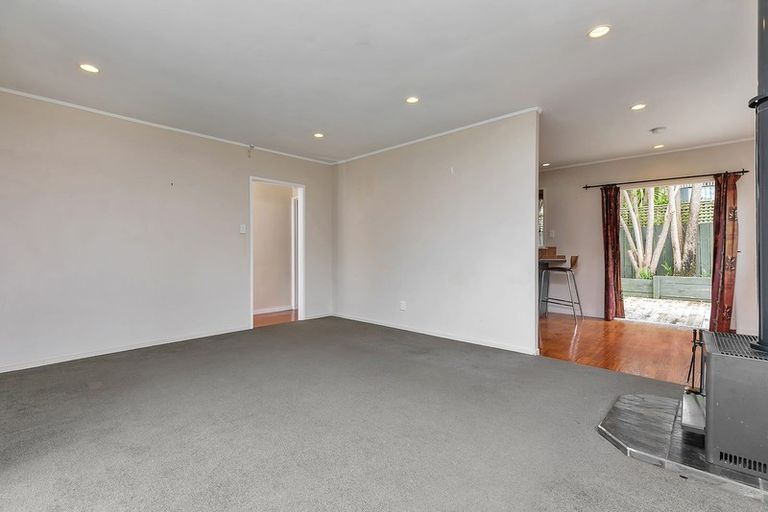 Photo of property in 1/5 Mchardy Place, Glenfield, Auckland, 0627