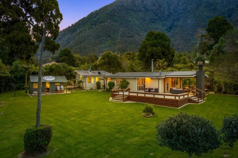 Photo of property in 25 Kamahi Road, Tennyson Inlet, Rai Valley, 7195