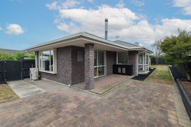 Photo of property in 8 Fieldmoor Place, Parklands, Christchurch, 8083