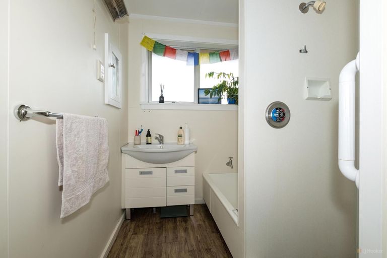 Photo of property in 1 Oxford Street, Waimate, 7924