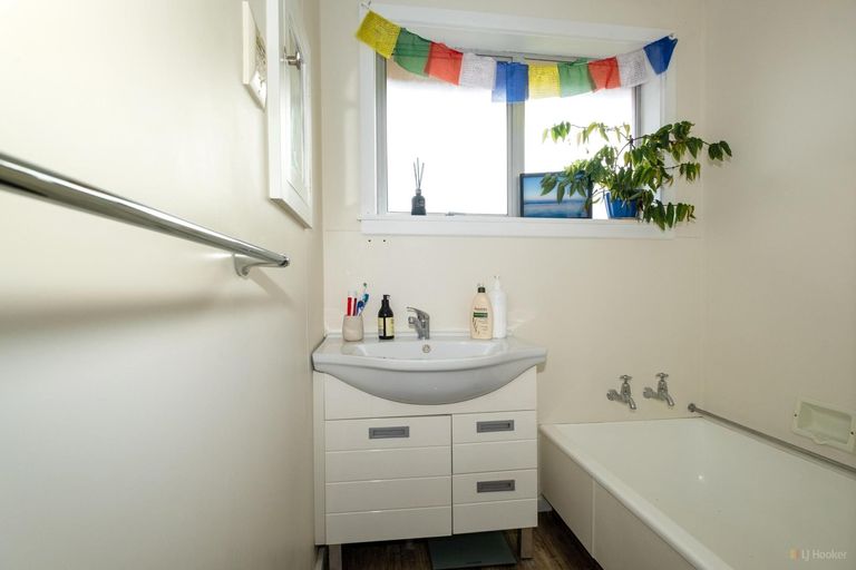 Photo of property in 1 Oxford Street, Waimate, 7924