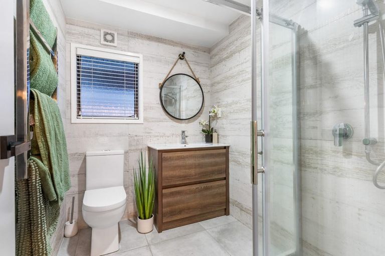 Photo of property in 2/33 Parr Terrace, Castor Bay, Auckland, 0620