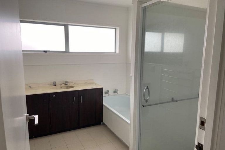 Photo of property in 3 Mirwill Road, Rothesay Bay, Auckland, 0630