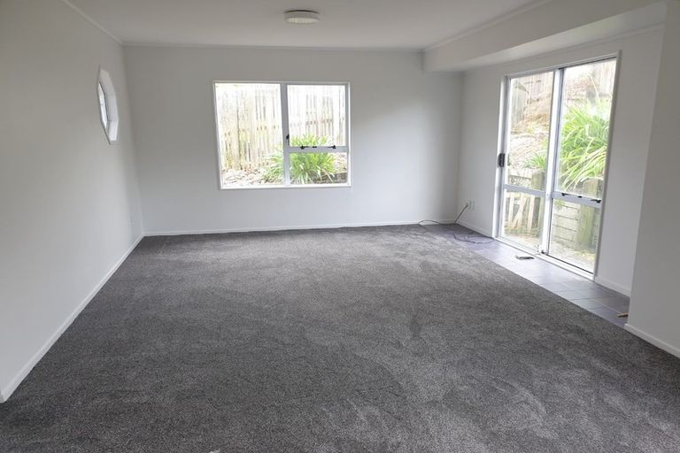 Photo of property in 1/2 Mallard Place, Unsworth Heights, Auckland, 0632
