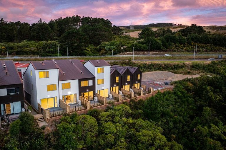 Photo of property in 92 Ara Paiwhenua, Tawa, Wellington, 5028