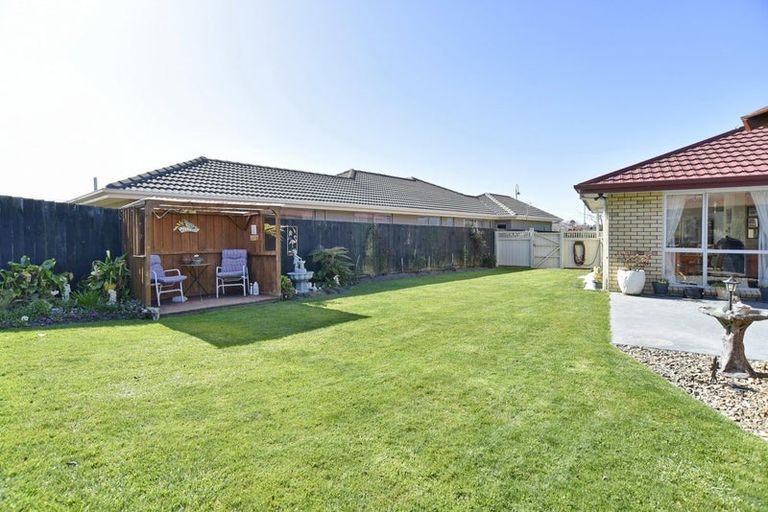 Photo of property in 15 Willowview Drive, Redwood, Christchurch, 8051