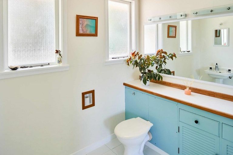 Photo of property in 10 Hiwi Crescent, Titahi Bay, Porirua, 5022