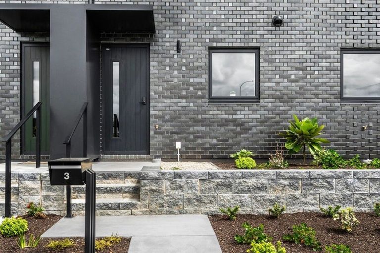 Photo of property in 1 Erina Road, Wiri, 2104