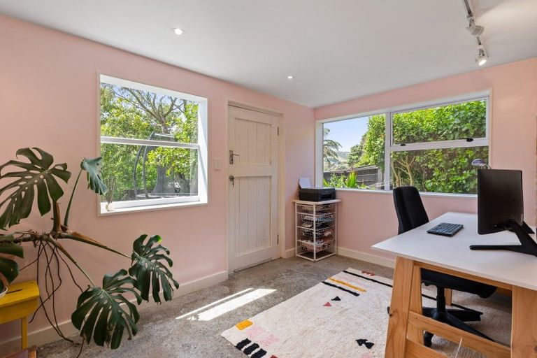 Photo of property in 19 Kereru Bend, Tawa, Wellington, 5028