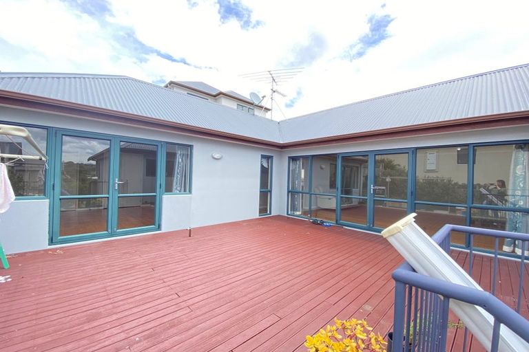 Photo of property in 14 Vicente Place, Oteha, Auckland, 0632