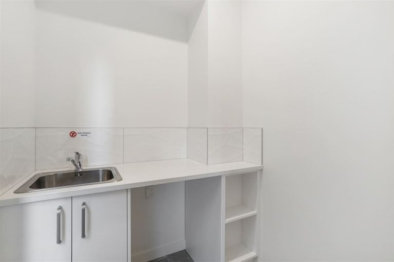 Photo of property in 5b Woodhouse Place, West Harbour, Auckland, 0618