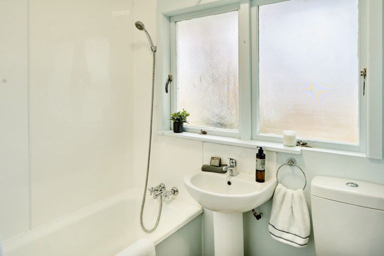 Photo of property in 2/4 Granville Street, Silverstream, Upper Hutt, 5019