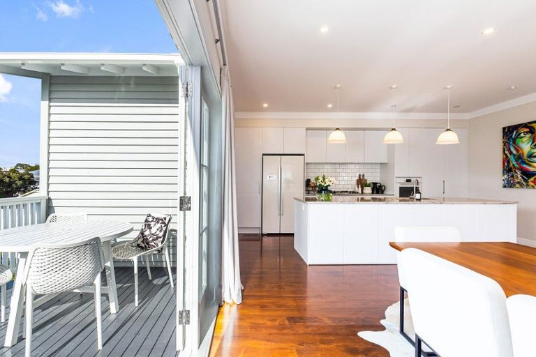 Photo of property in 18 William Bond Street, Stanley Point, Auckland, 0624