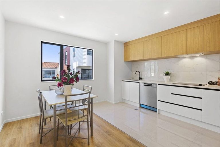 Photo of property in 6/5 Chevis Place, Pakuranga, Auckland, 2010