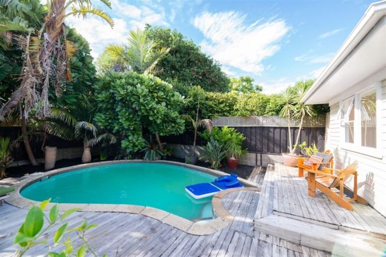 Photo of property in 25 Catalina Crescent, Forrest Hill, Auckland, 0620