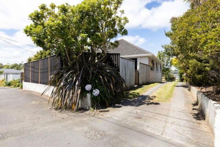 Photo of property in 98 Mangorei Road, Strandon, New Plymouth, 4312