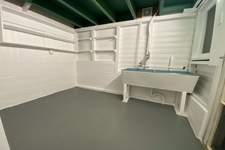 Photo of property in 43 Onewa Road, Northcote, Auckland, 0627