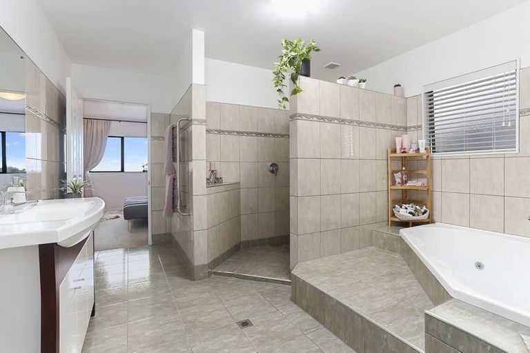 Photo of property in 11 Greenleaf Way, Northcross, Auckland, 0630