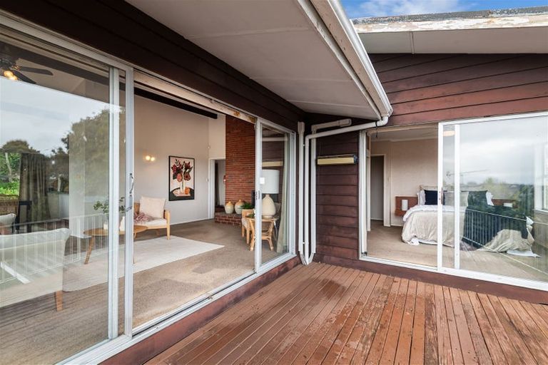 Photo of property in 358 Glenfield Road, Glenfield, Auckland, 0629