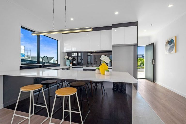 Photo of property in 52 Whakairo Crescent, Gulf Harbour, Whangaparaoa, 0930